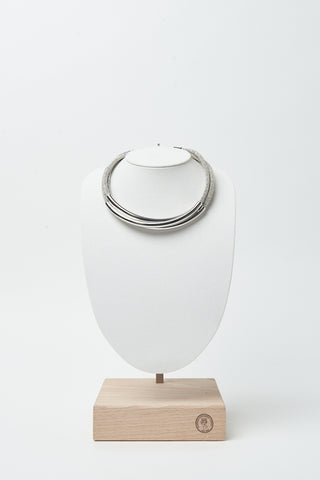 Chocker necklace with highlight chain