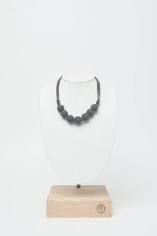 Choker necklace with spheres