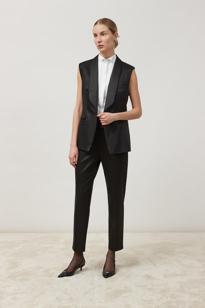 Sleeveless shirt with tuxedo collar  