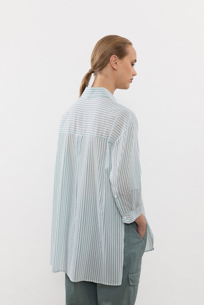 Shirt in light striped cotton  