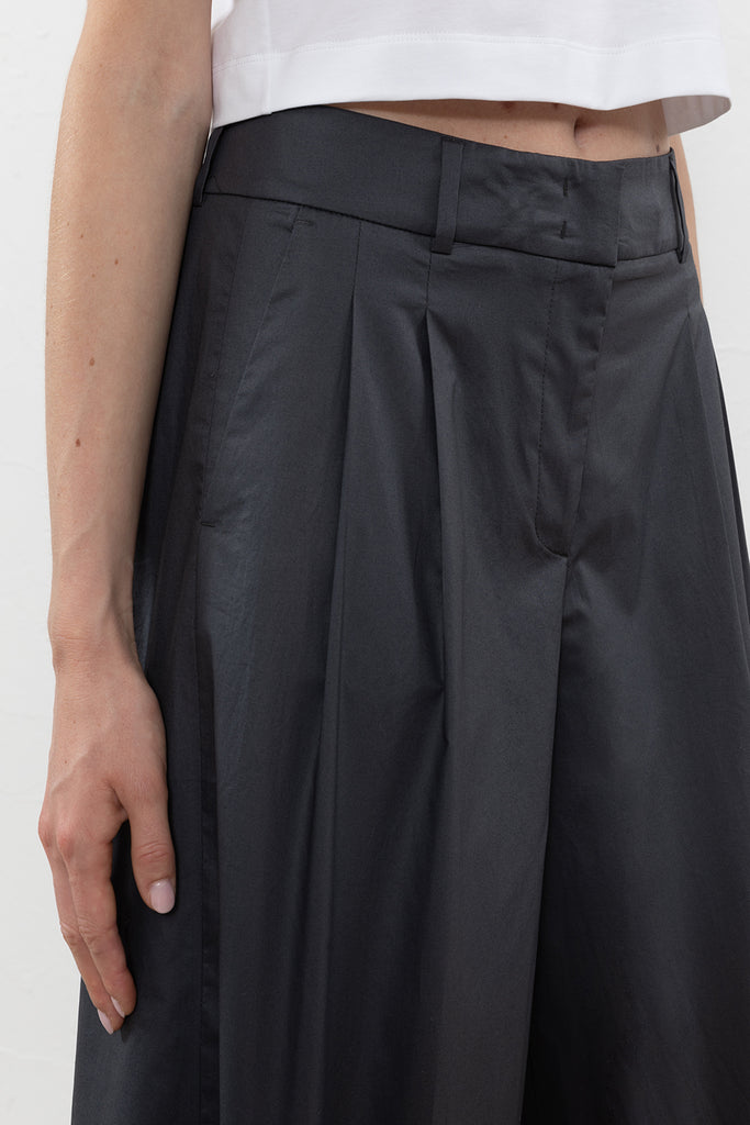Trousers in laminated micro twill cotton  