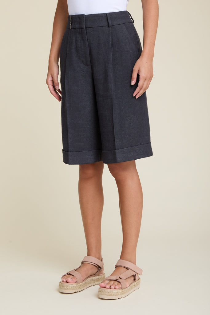 Elegant shorts in viscose and linen  