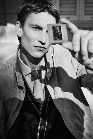 male model looking at a diapositiva