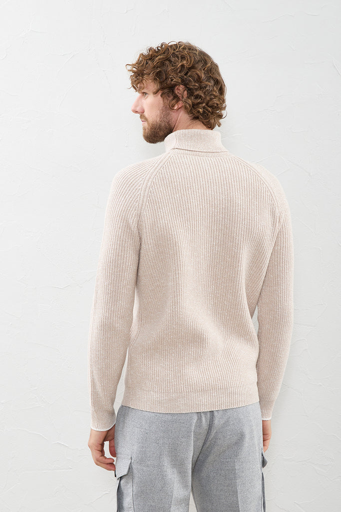 Turtleneck in soft wool and cashmere yarn  