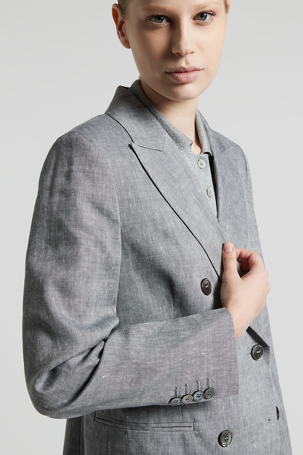 ボトムスその他 Peserico Double-Breasted Tailored Blazer With Sleek Lapel Double-breasted blazer in silk crepe de chine | Peserico