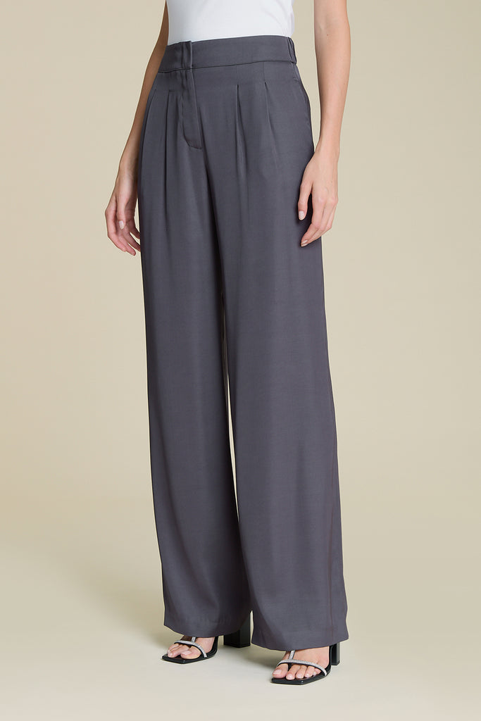 Elegant 2 pleat trousers in luminous fluid viscose satin  