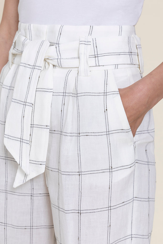 Pleated shorts with belt in pure linen  