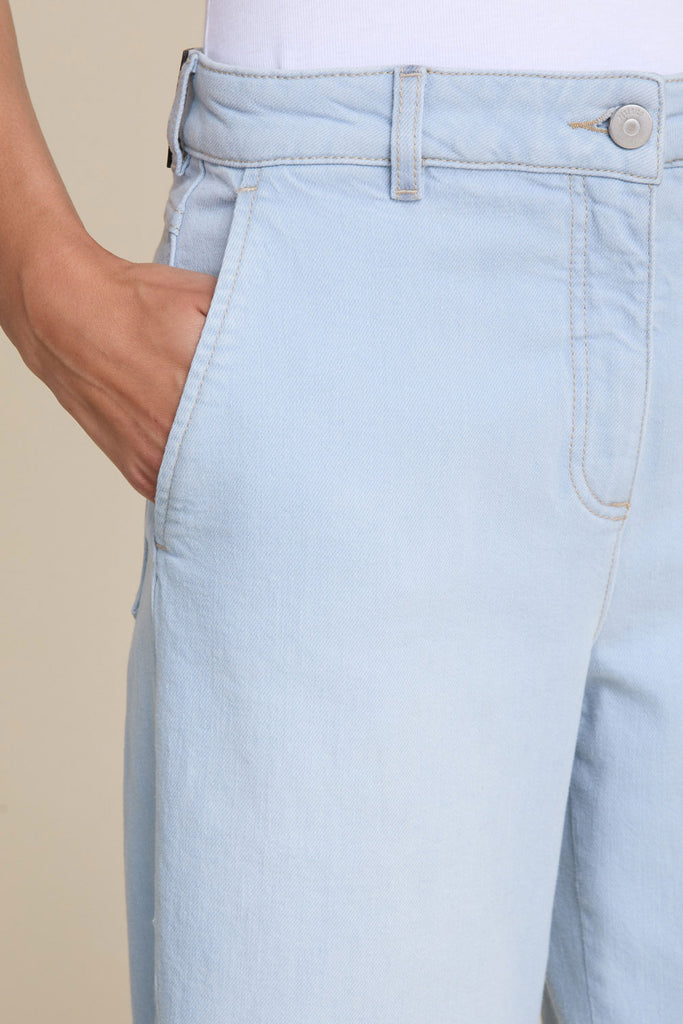 Carrot jeans in bleach washed comfort denim  