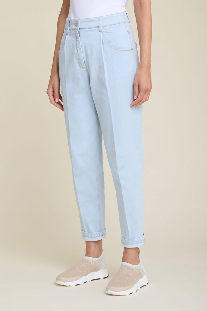 Carrot jeans with 1 pleat in bleach wash comfort denim  