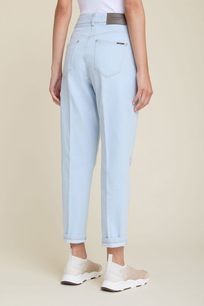 Carrot jeans with 1 pleat in bleach wash comfort denim  