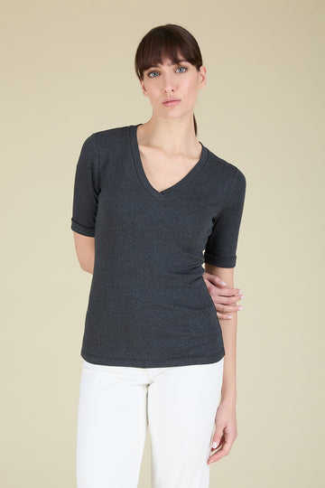 V-neck T-shirt in comfortable melange rib with diamond cut chain trim on the shoulders  