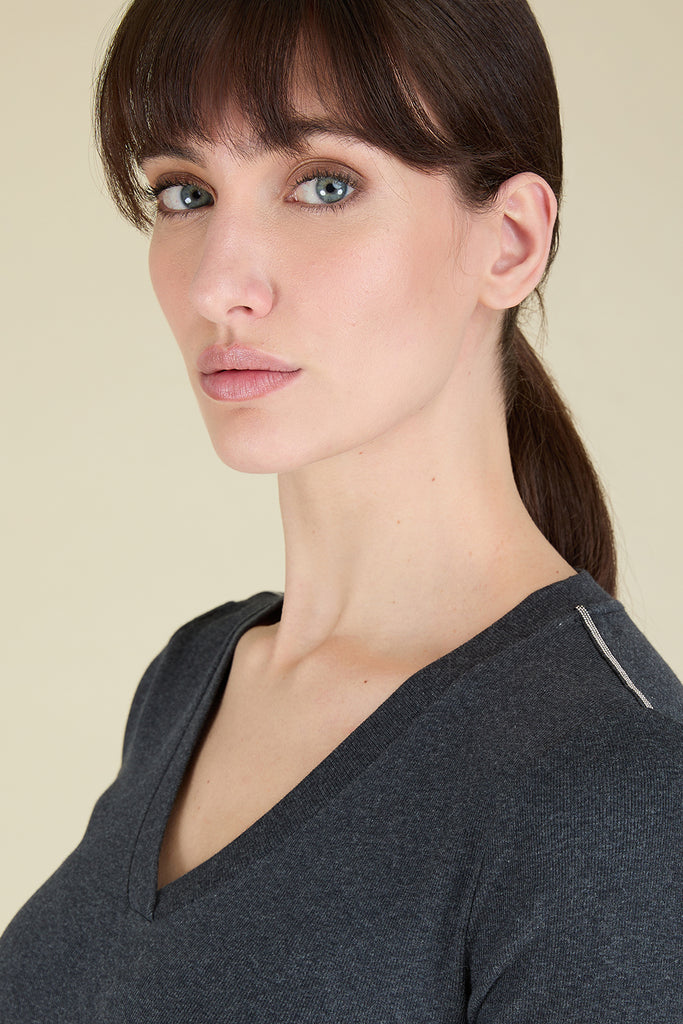 V-neck T-shirt in comfortable melange rib with diamond cut chain trim on the shoulders  